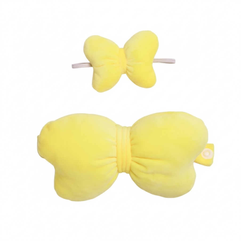 Deux nœuds papillon jaunes sur fond blanc